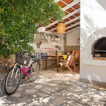 Apartment House 60m From The Beach, Not Far From Split Airport