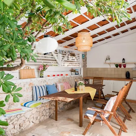House 60m From The Beach, Not Far From Split Airport Apartment *